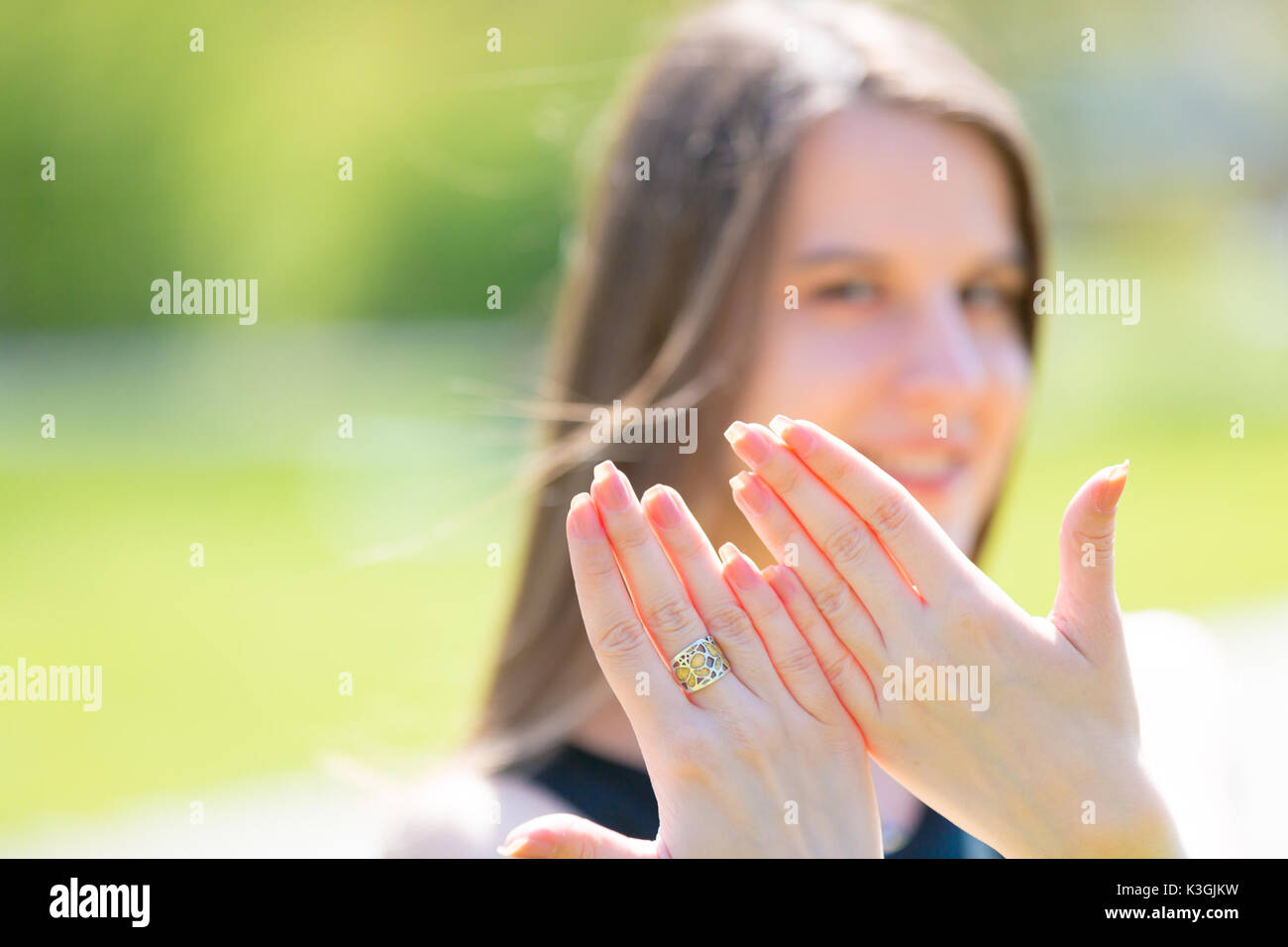 Porträt der jungen schönen Frau mit langem Haar zeigt schöne Nägel an Händen Stockfoto