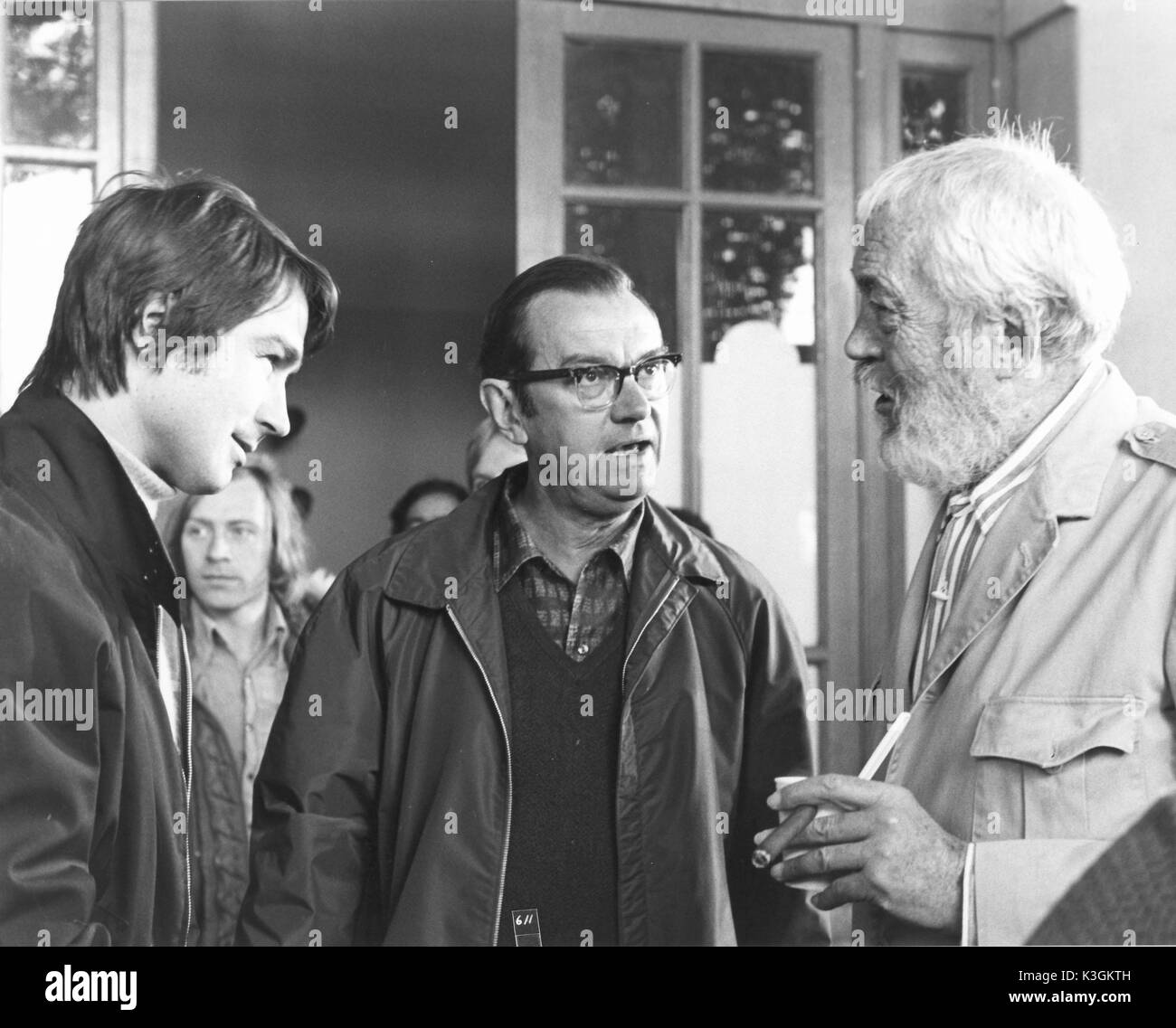 Der Mann, der König [unidentified Crew] WÄRE, Kameramann Oswald Morris und Regisseur John Huston, vor Ort Stockfoto