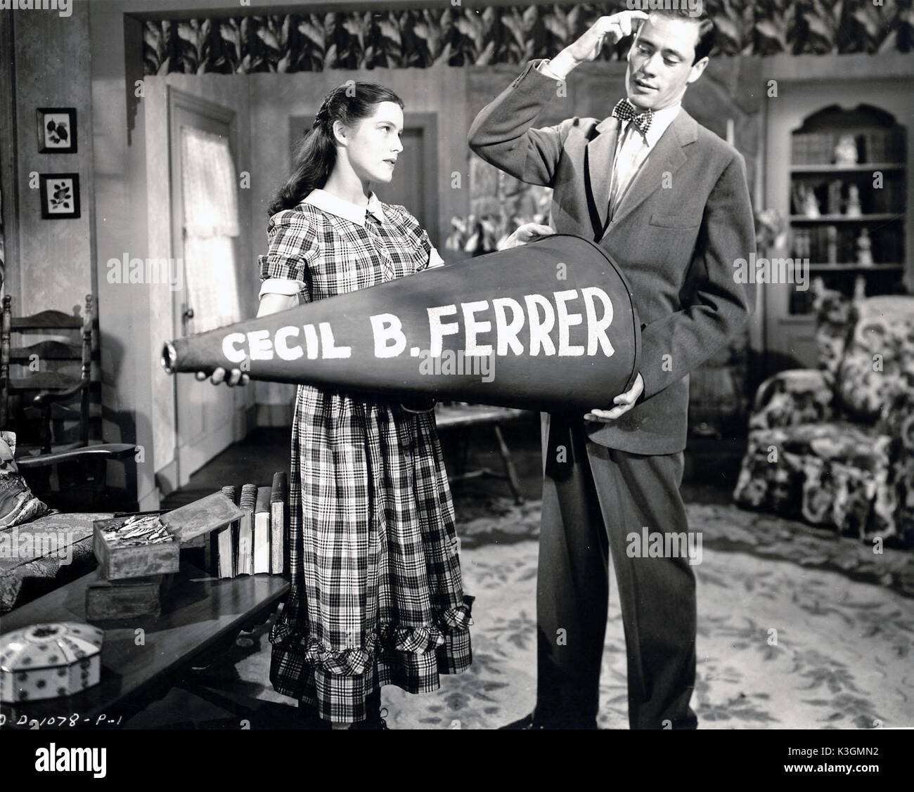 Mädchen DES LIMBERLOST Hauptdarstellerin DORINDA CLIFTON quält MEL FERRER, als Schauspieler bekannt, am Set seines ersten Regie Zuordnung durch den Vergleich mit dem legendären Hollywood-regisseur Cecil B DeMille GIRL DES LIMBERLOST Datum: 1945 Stockfoto