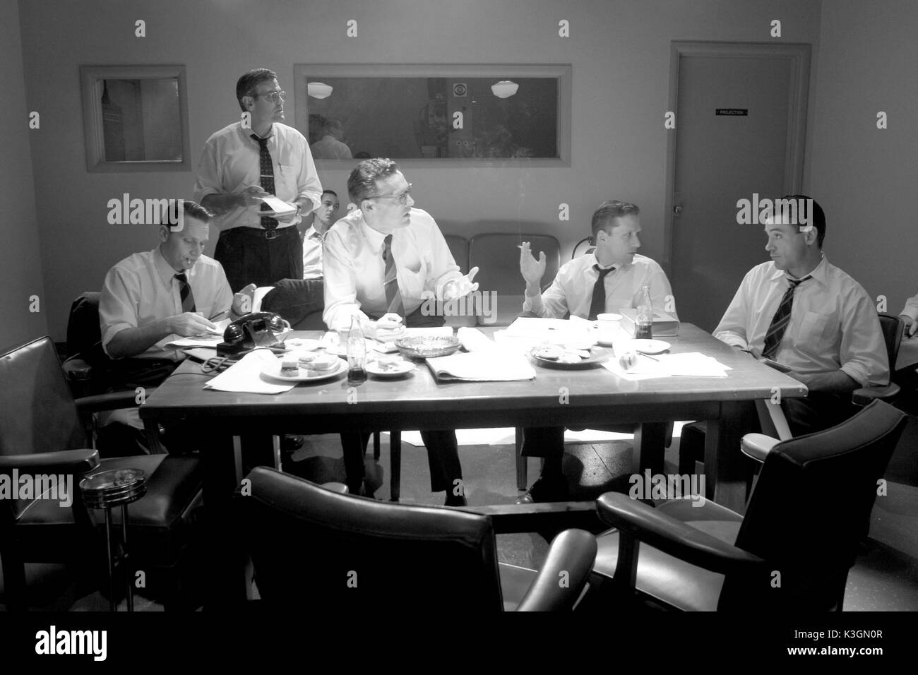 Fred freundlich (George Clooney), Edward R. Murrow (David Strathairn) und Joe Wershba (Robert Downey Jr.) in der Diskussion. Gute Nacht, und viel Glück, GEORGE CLOONEY als Fred Freundlich, DAVID STRATHAIRN als Edward R. Murrow, TATE DONOVAN als Jesse Zousmer, REED DIAMOND, John Aaron, Robert Downey JR. als Joe Wershba Datum: 2005 Stockfoto