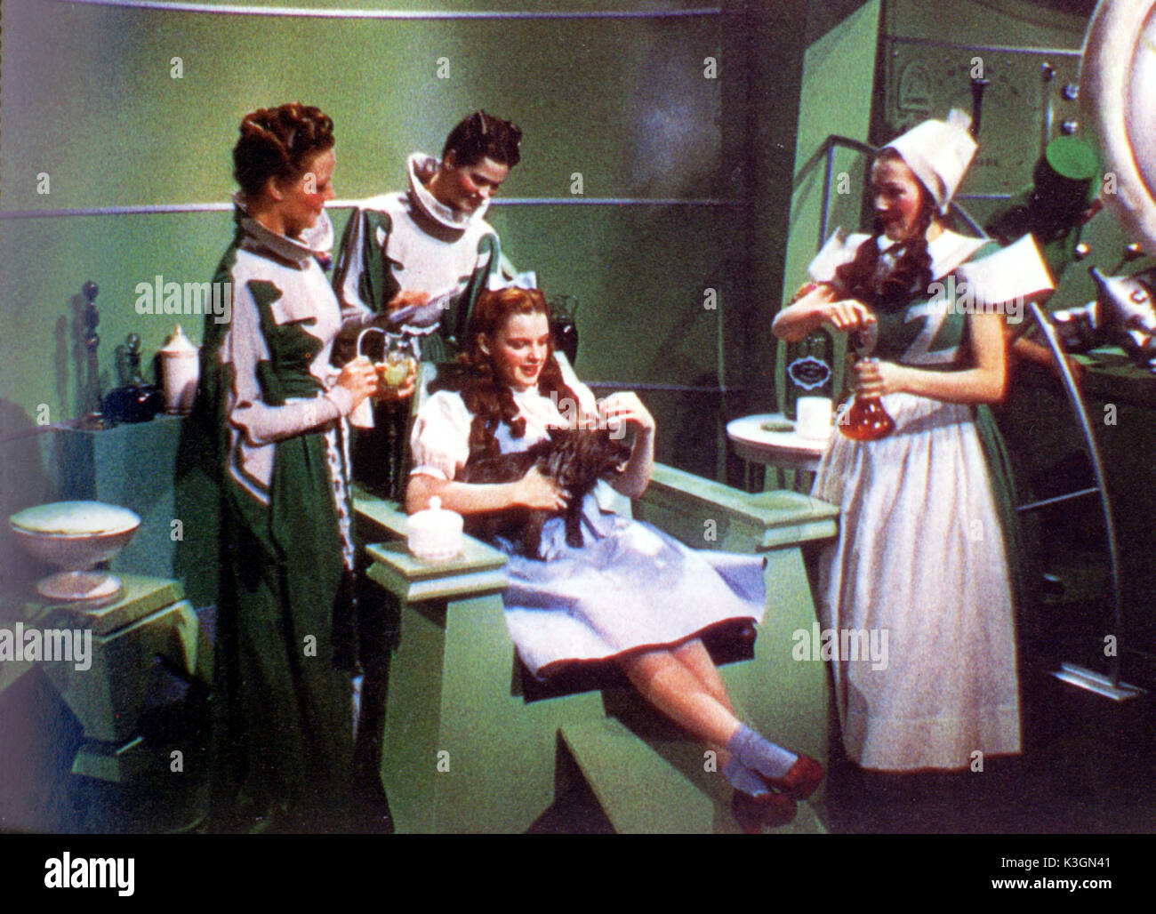 DER ZAUBERER VON OZ JUDY GARLAND, Kosmetiker von Wash & Brush Up Co Datum: 1939 Stockfoto