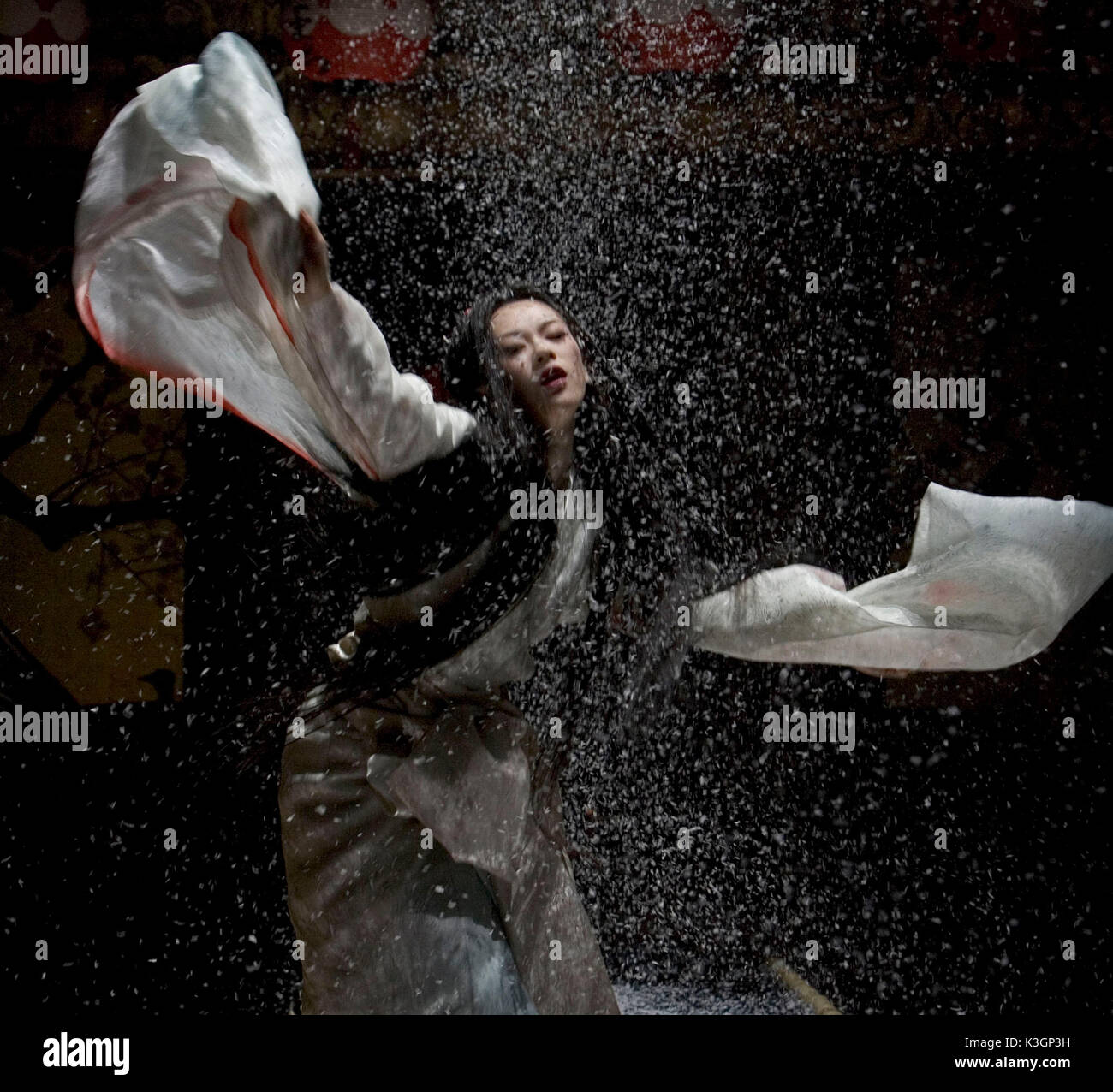 Im Bild: Eine Tanzszene mit Ziyi Zhang als Sauyri in "Die Geisha", unter der Regie von Rob Marshall. ** Alle BILDER SIND EIGENTUM VON SONY PICTURES ENTERTAINMENT INC. Nur für Werbezwecke verwenden. Verkauf, VERVIELFÄLTIGUNG ODER WEITERGABE DES MATERIALS IST VERBOTEN. Von Buena Vista International verteilt. Die geisha Ziyi Zhang Datum: 2005 Stockfoto