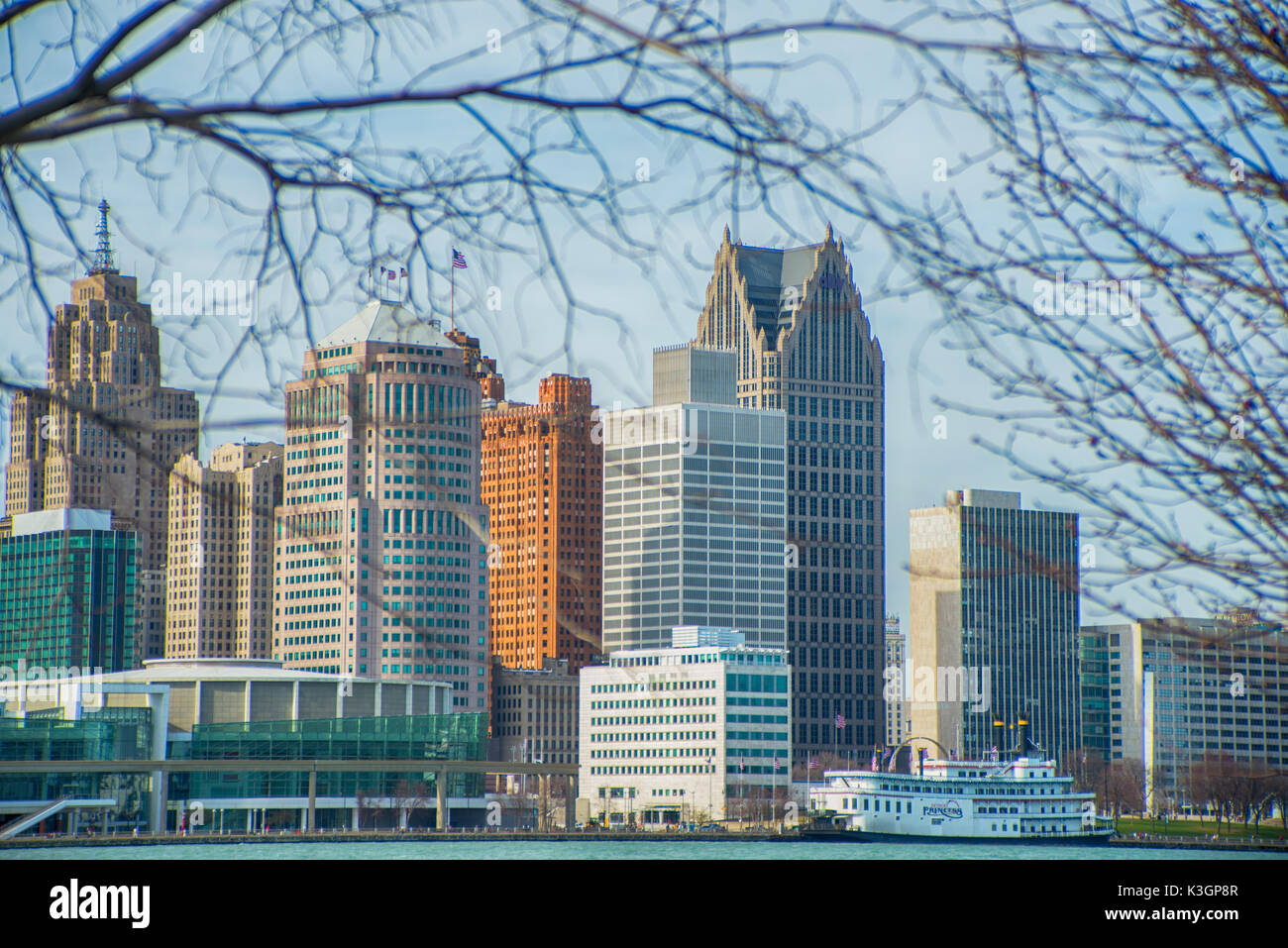 Detroit, MI - April 8, 2017: Blick auf die Innenstadt von Detroit mit Bürogebäude mit Blick auf den Financial District Stockfoto