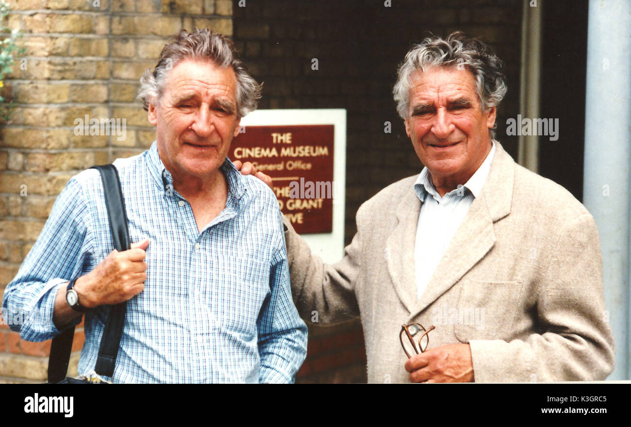 JOHN [links] und WILLIAM BARNES, Filmhistoriker und -enthusiasten, zwei Brüder, die seit Jahren die Barnes Museum für Kinematografie in St. Ives, Cornwall lief. Hier auf einen Besuch im Kino Museum, im Kennington in den späten 1990er Jahren fotografiert. JOHN Stockfoto