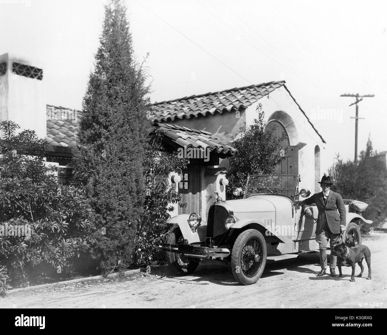 RUDOLPH VALENTINO MIT SEINEM VOISIN AUTO Stockfoto