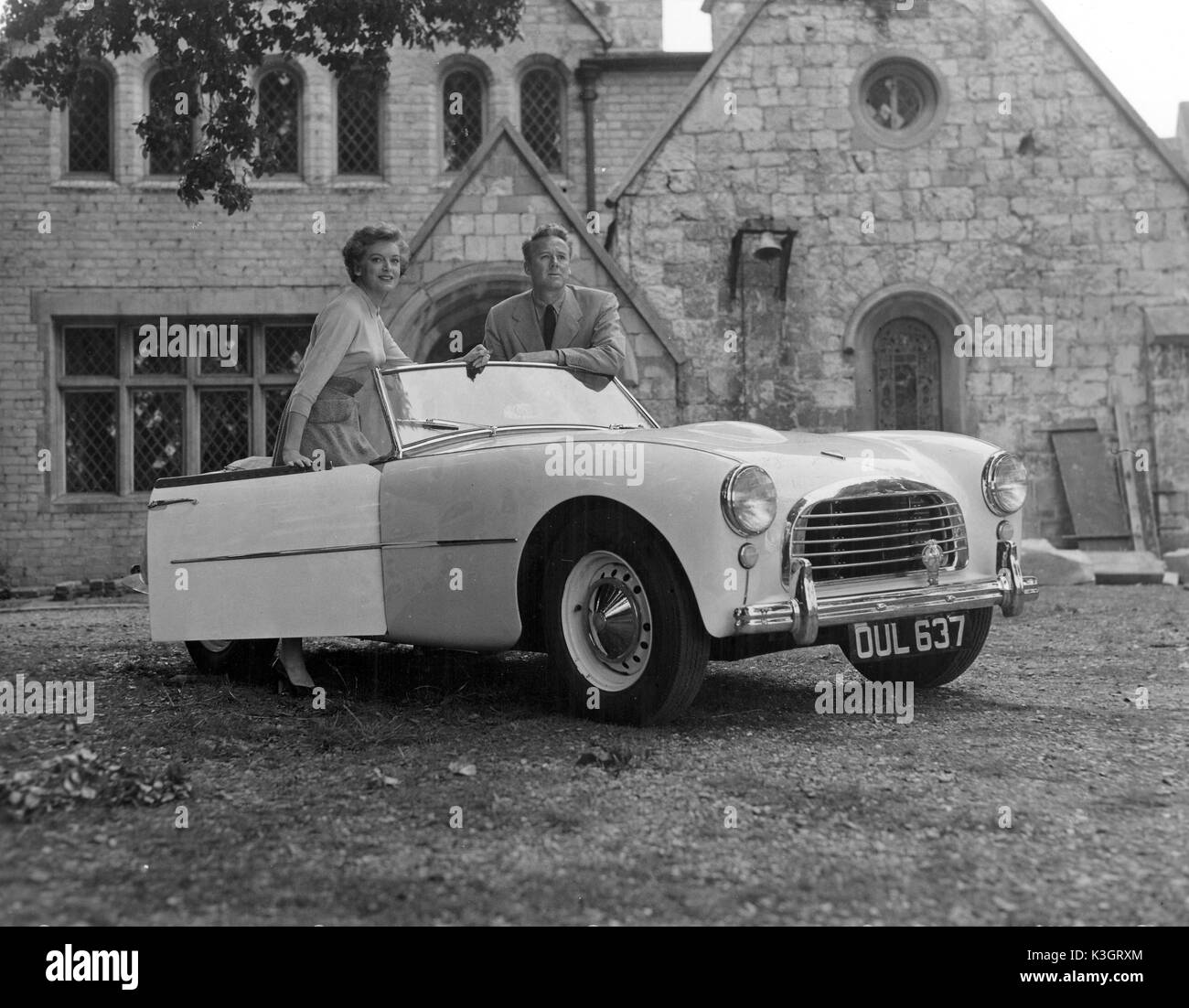 1954 zwischen den Szenen am Standort auf Magna Carta Insel auf der Themse, während der Dreharbeiten zu "Das Ende der Affäre co-stars Deborah Kerr und Van Johnson ging für eine Spritztour mit Produzent David Lewis' neue Swallow Doretti Stockfoto