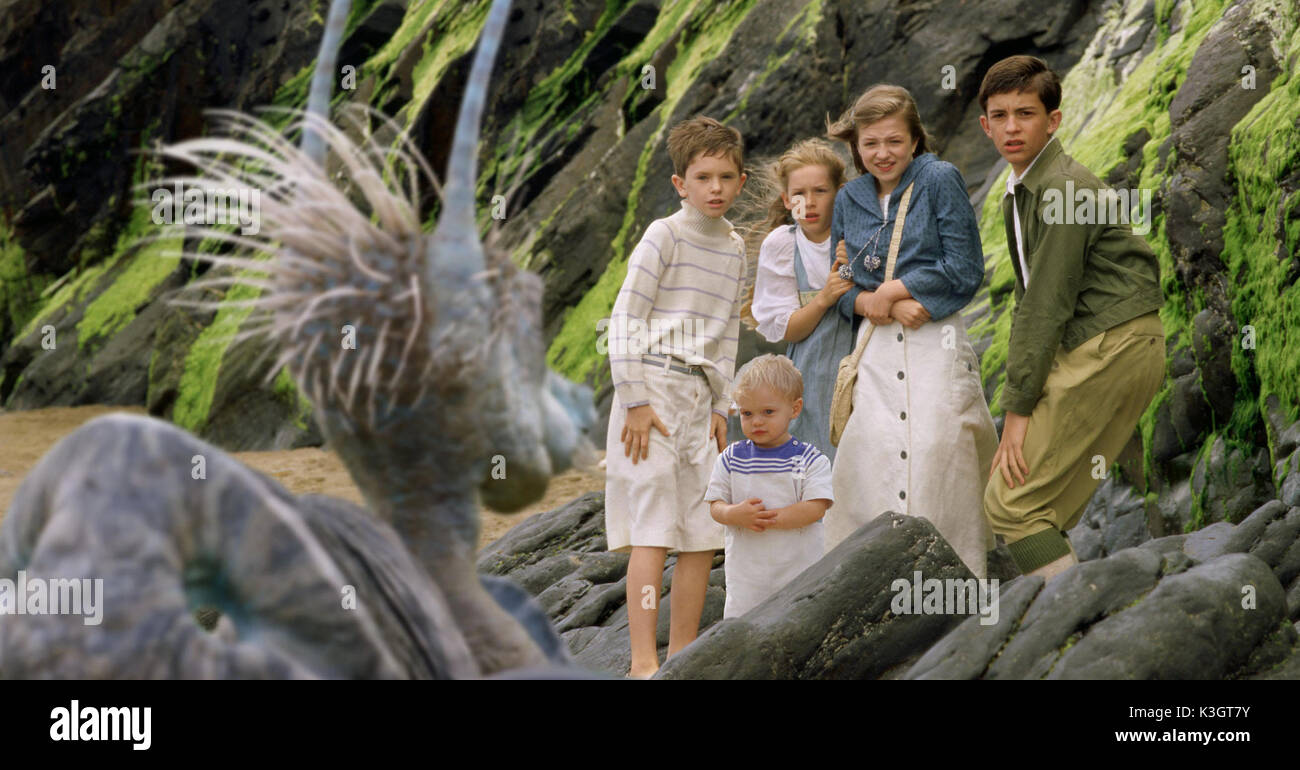 Fünf KINDER UND ES FREDDIE HIGHMORE, POPPY ROGERS oder JESSICA CLARIDGE, JONATHAN BAILEY Datum: 2004 Stockfoto