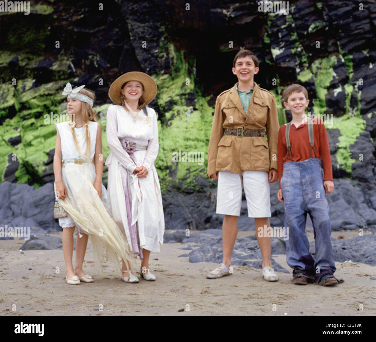 Fünf KINDER UND ES POPPY ROGERS oder JESSICA CLARIDGE, Jonathan Bailey, Freddie Highmore Datum: 2004 Stockfoto