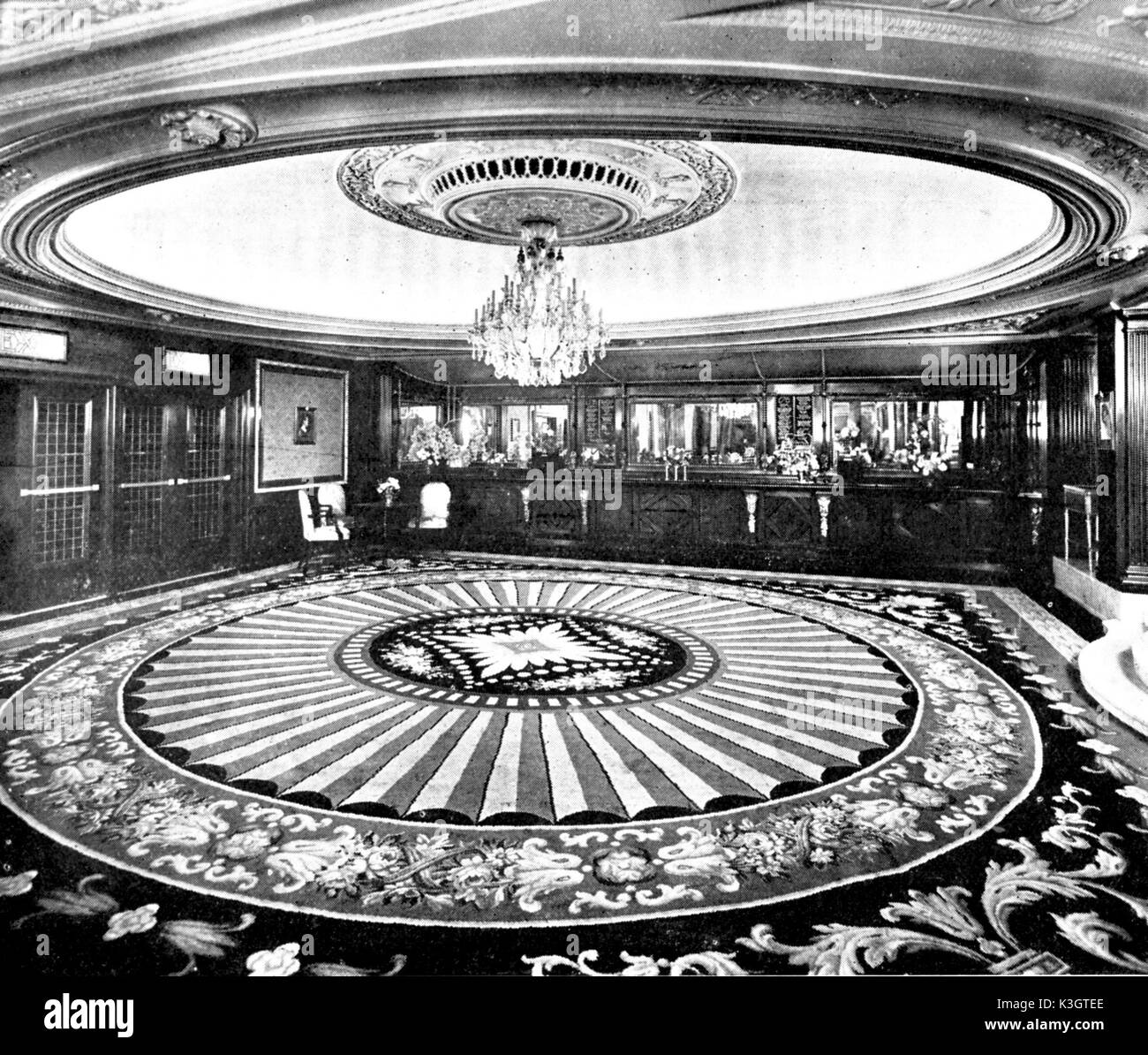 EMPIRE Kino/Theater, Leicester Square, London Die amerikanische Soda Fountain bei re des Theaters - Eröffnung 1928 EMPIRE Kino/Theater, Leicester Square, London Die amerikanische Soda Fountain bei re des Theaters - Öffnung im Jahr 1928 Stockfoto