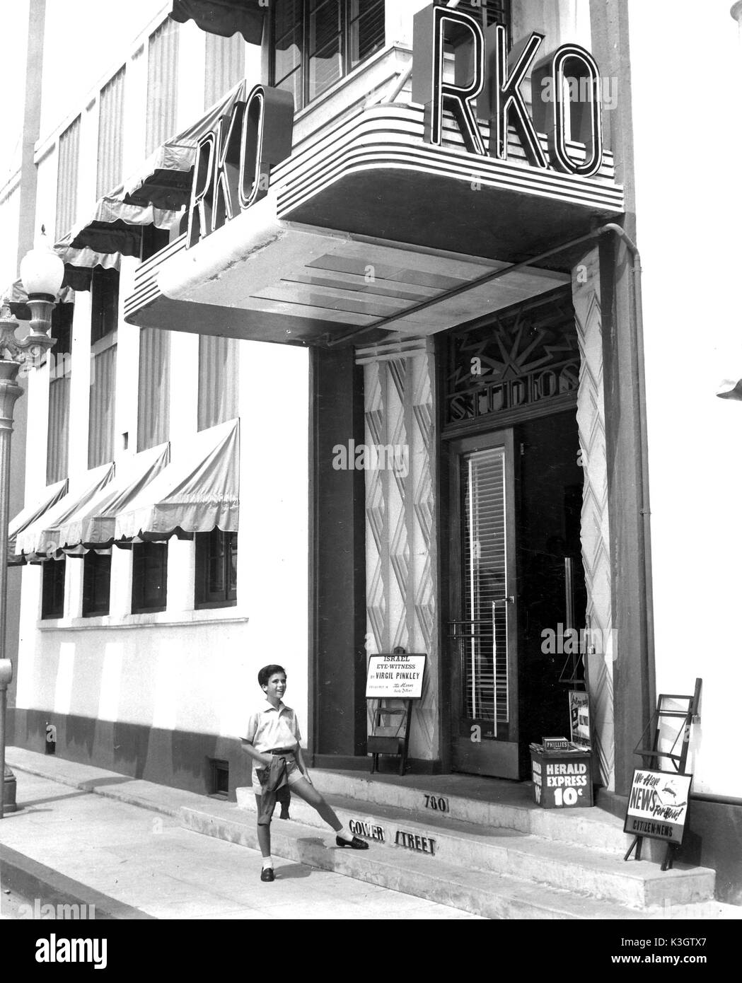 Elf Jahre alte Kinder Schauspieler MICHEL RAY außerhalb des RKO-RADIO film in Hollywood im Jahre 1955. Er war für den Stier unterzeichnet - kämpfende Film The Brave One-1957 freigegeben. Stockfoto