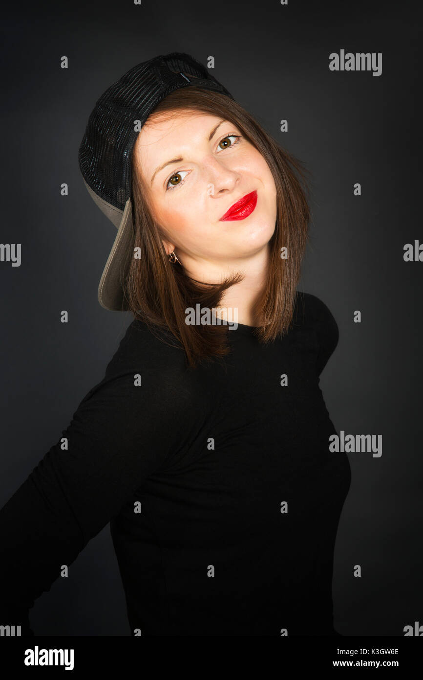 Ein schönes junges Mädchen mit Hut in einem Studio Stockfoto