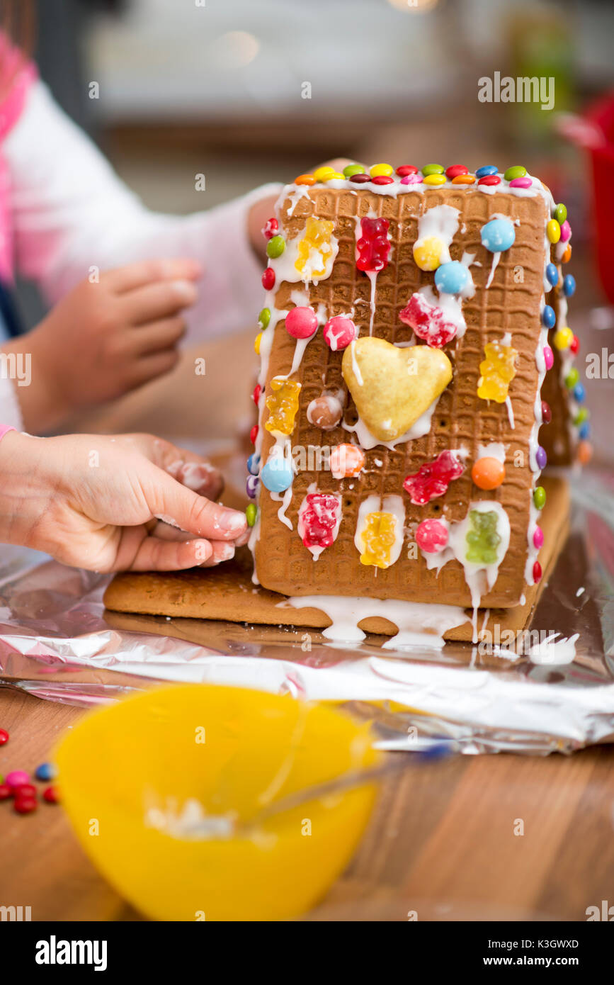 Bonbons auf einen hausgemachten Hexe Gingerbread House Stockfoto