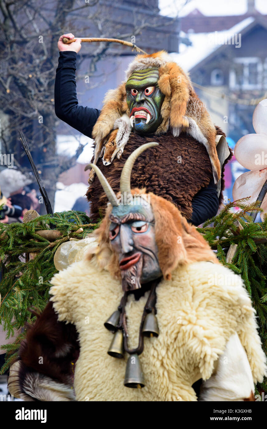 Karnevalsumzug auf der High Street von Bad Hindelang auf Karneval Sonntag mit vielen künstlerischen historischen hölzernen Masken Stockfoto