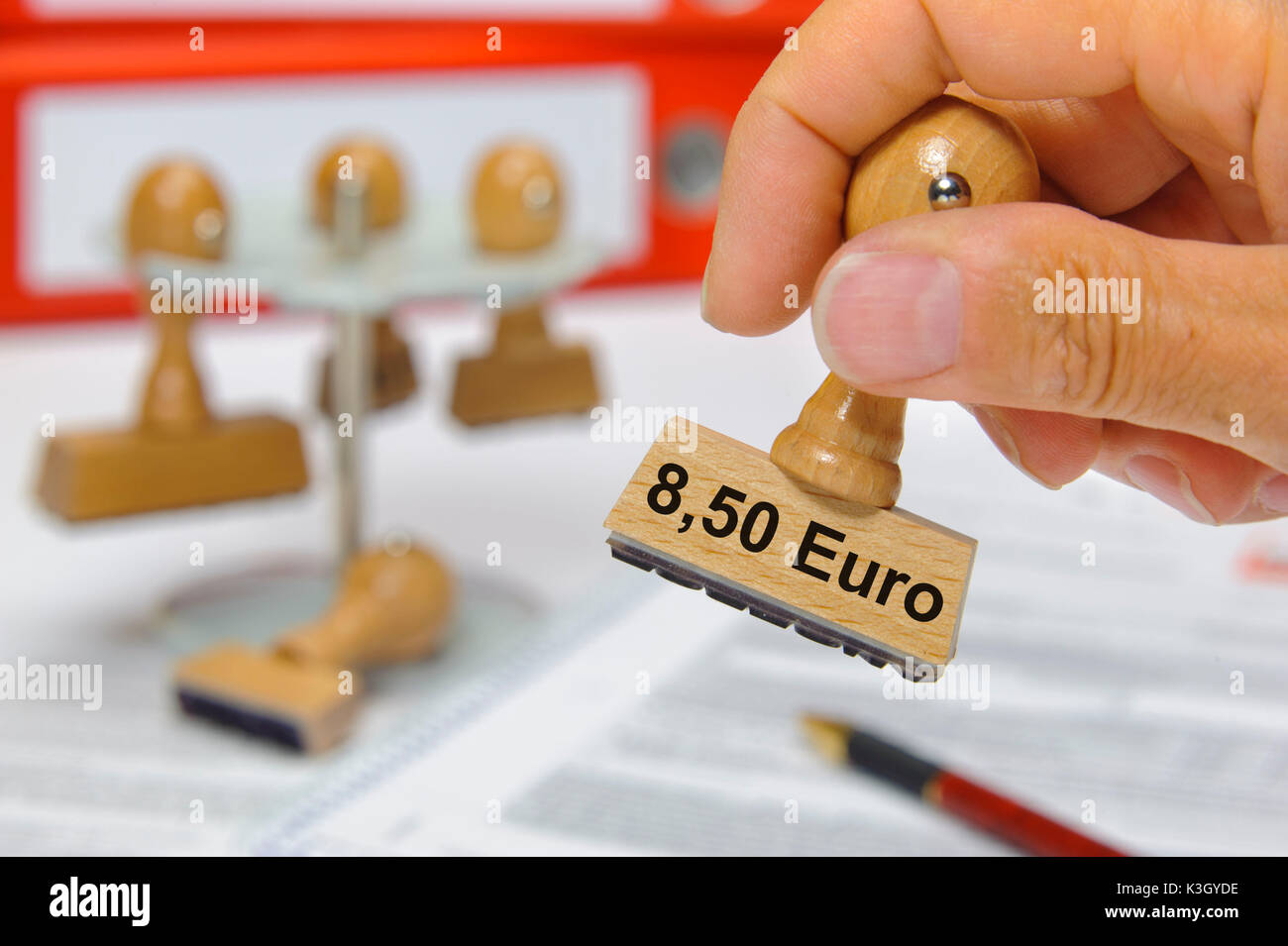 8,50 Euro Mindestlohn wählt auf hölzernen Stempel Stockfoto