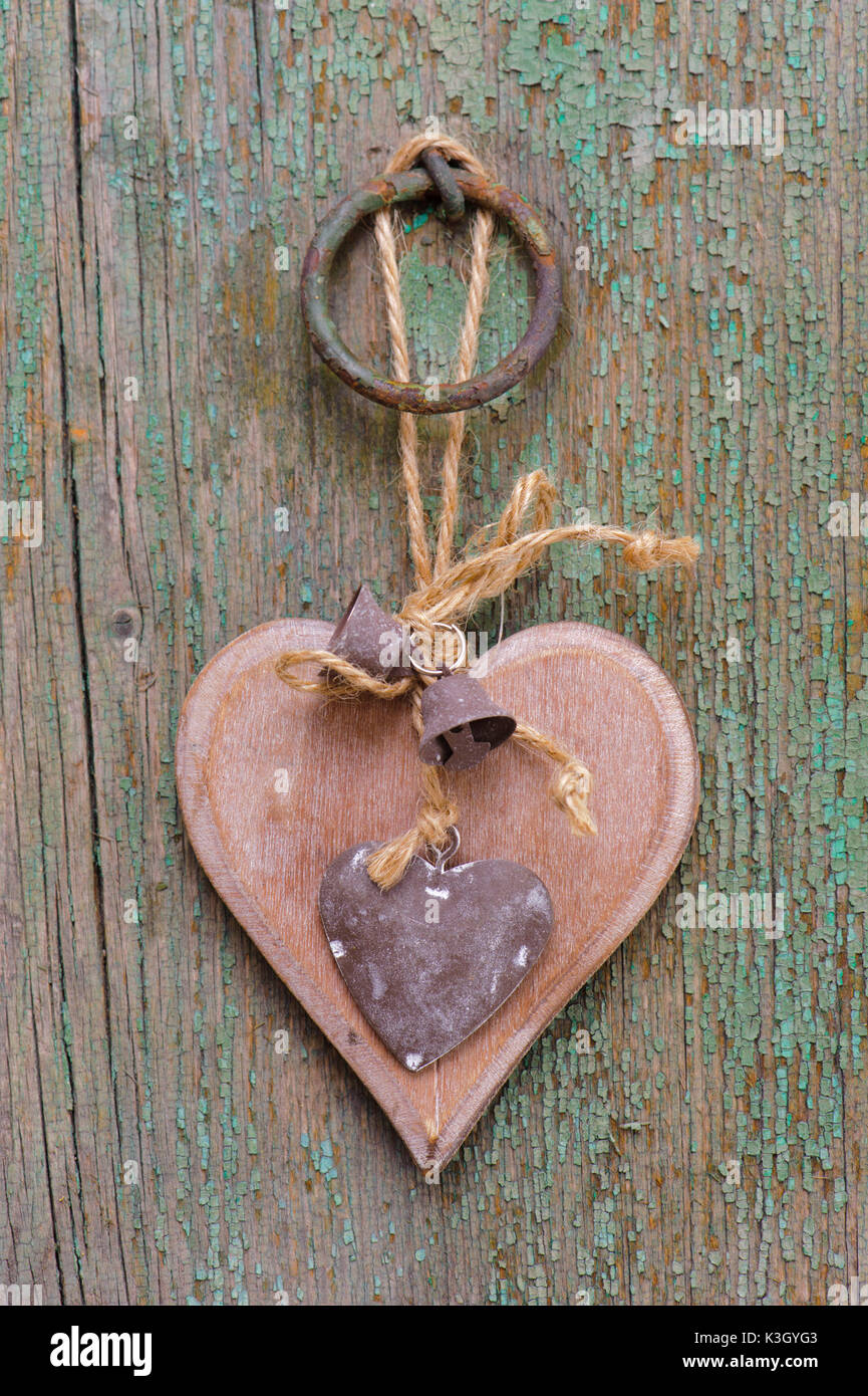 Hufeisen hängt am Fenster schließen Herz als Symbol der Liebe und als Glücksbringer Stockfoto