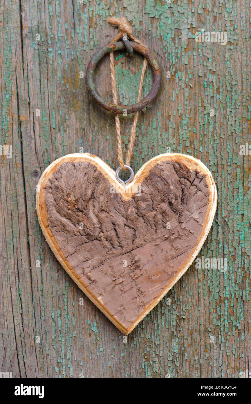 Hufeisen hängt am Fenster schließen Herz als Symbol der Liebe und als Glücksbringer Stockfoto