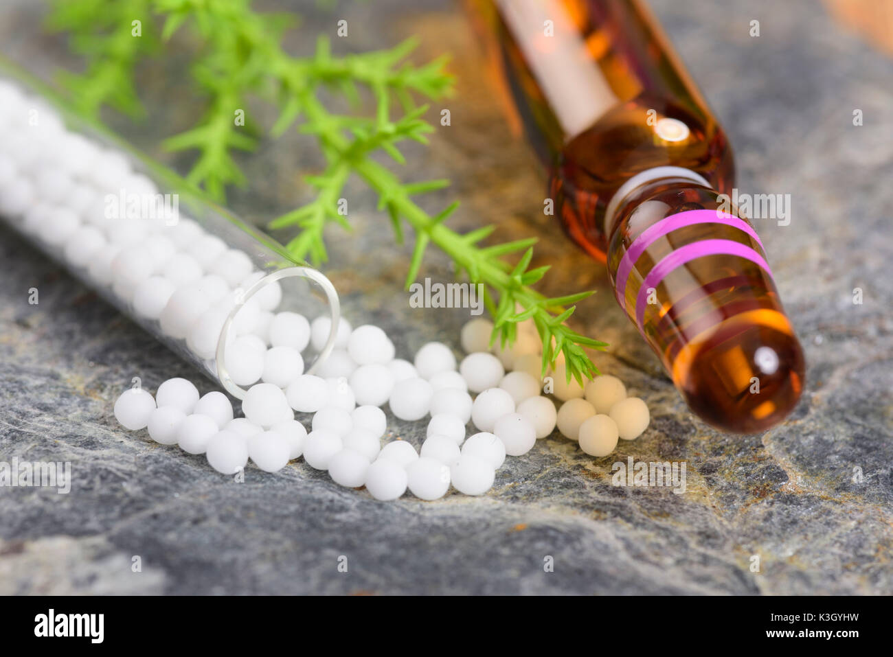 Natur Medizin mit homöopathischen Globuli Stockfoto