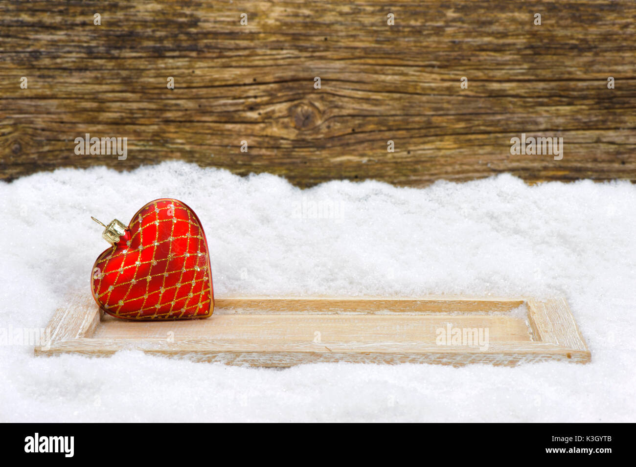 Weihnachtsdekoration schließen Schnee, Tablet und Weihnachtsbaum Kugel Stockfoto