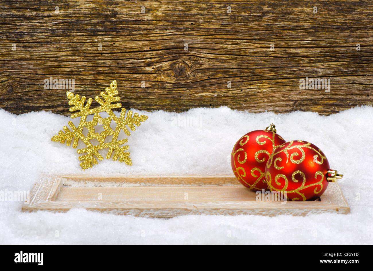 Weihnachtsdekoration schließen Schnee, Tablet und Weihnachtsbaum Kugel Stockfoto