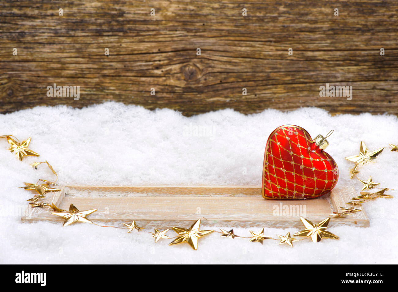 Weihnachtsdekoration schließen Schnee, Tablet und Weihnachtsbaum Kugel Stockfoto