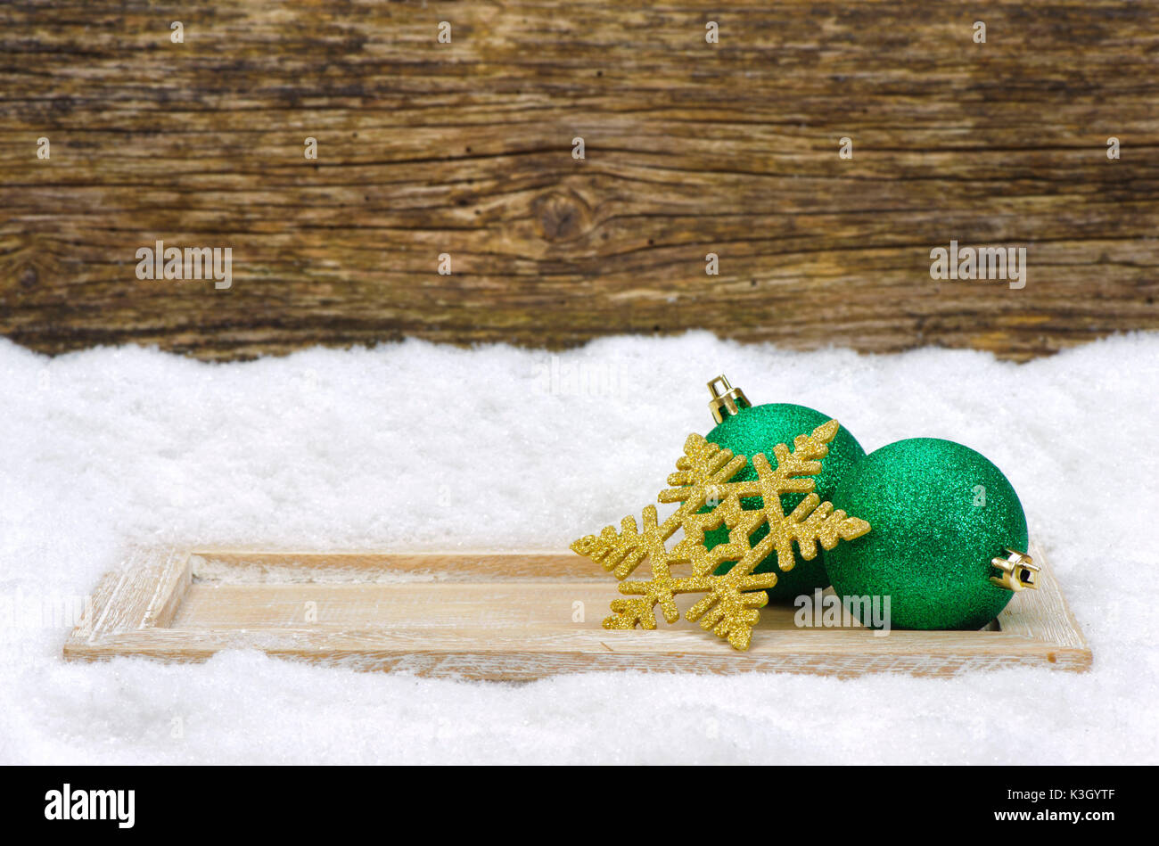 Weihnachtsdekoration schließen Schnee, Tablet und Weihnachtsbaum Kugel Stockfoto