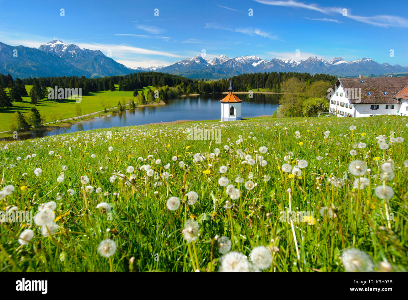 Panorama Landschaft im Allgäu am Hegratsrieder Teich in der Nähe Hof und Kapelle Stockfoto