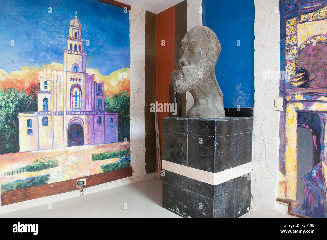 In der Dominikanischen Republik, Nordküste, Sosua, Castillo Mundo King, 1991 von Rolf Schulz skizziert beherbergt die private Sammlung von mehr als 1000 Kunstwerke aus dem Nachbarland Haiti. Hier haitianischen Stein Skulptur und Malerei. Stockfoto