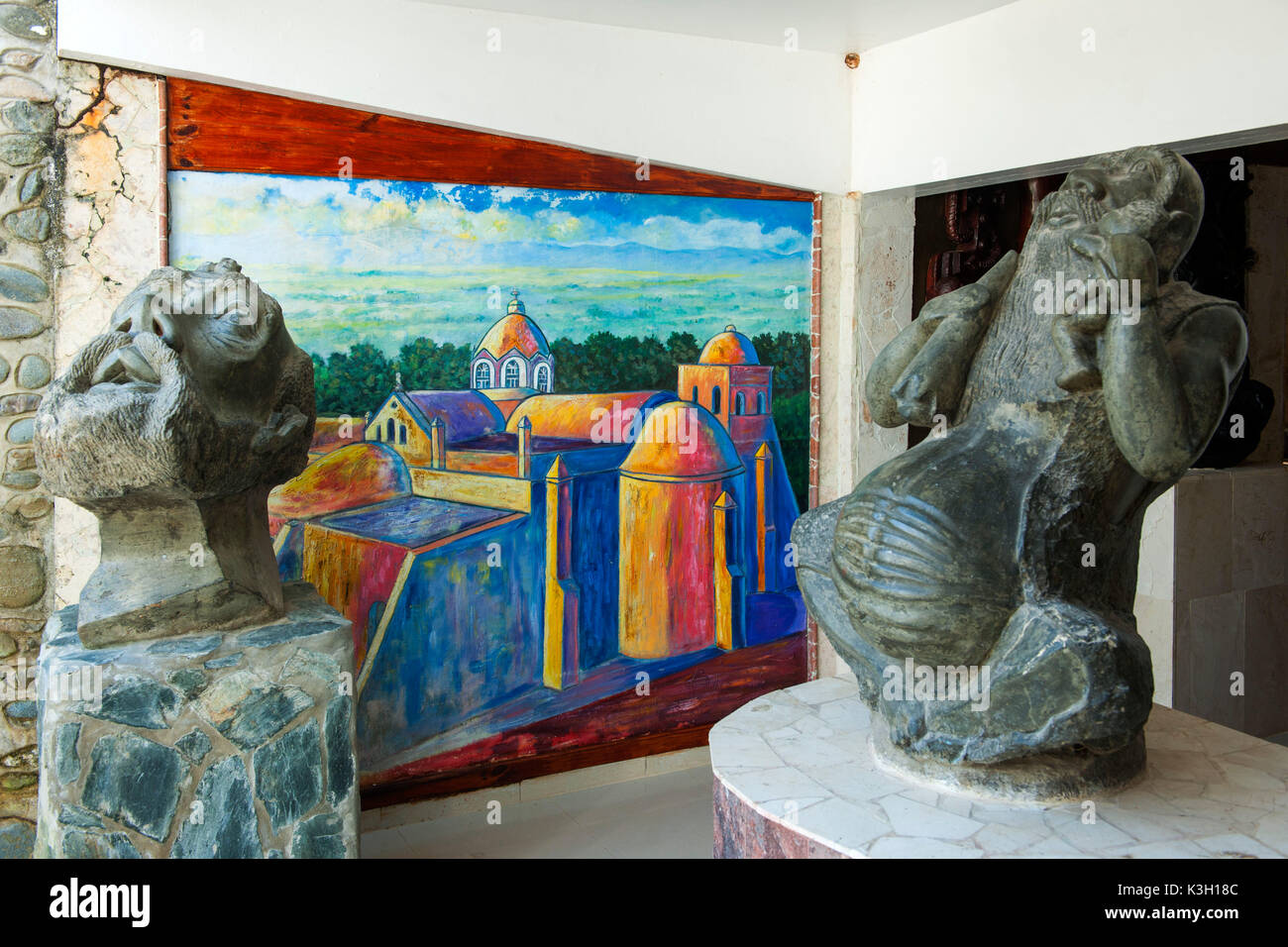 In der Dominikanischen Republik, Nordküste, Sosua, Castillo Mundo King, 1991 von Rolf Schulz skizziert beherbergt die private Sammlung von mehr als 1000 Kunstwerke aus dem Nachbarland Haiti. Hier haitianischen Skulpturen aus Stein. Stockfoto
