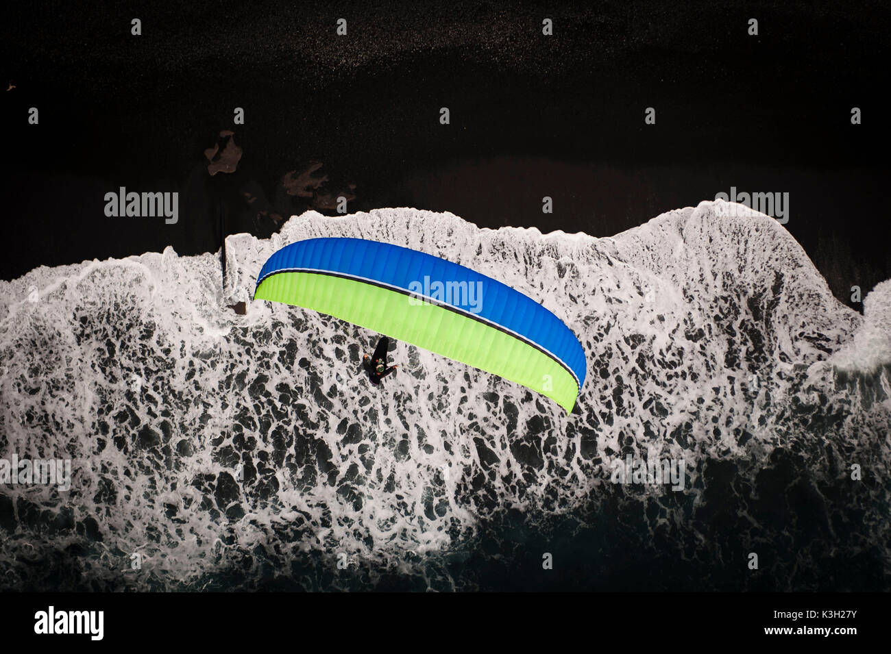 Gleitschirm über Vulkan Strand, den Atlantik und Puerto Naos, Insel La Palma, Kanaren Insel, Luftbild, Spanien Stockfoto