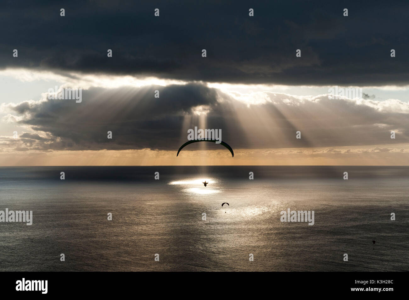 Gleitschirm, Abend, Stimmung, den Atlantik und Puerto Naos, Insel La Palma, Kanaren Insel, Luftbild, Spanien Stockfoto