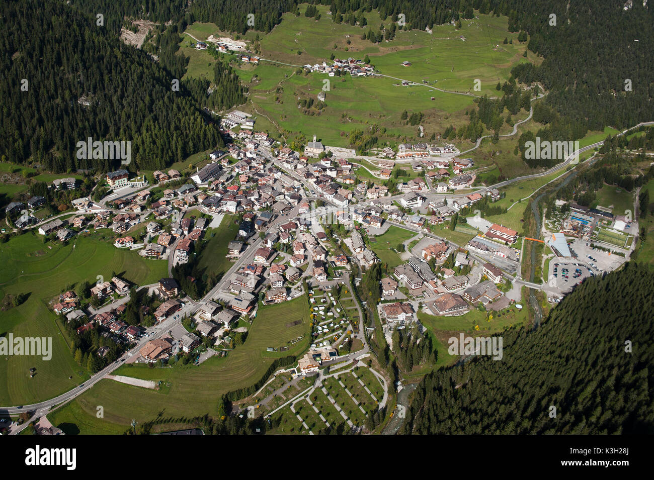 Campitello im Fassatal, Dolomiten, Luftbild, Bergdorf, Trentino, Italien Stockfoto