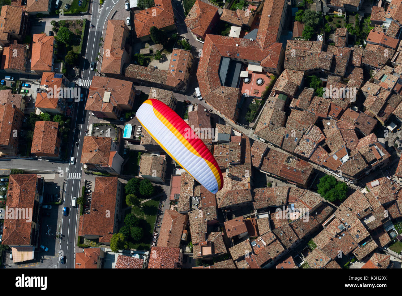 Gleitschirm über Altstadt, Malcesine, Luftbild, Venetien, Italien Stockfoto