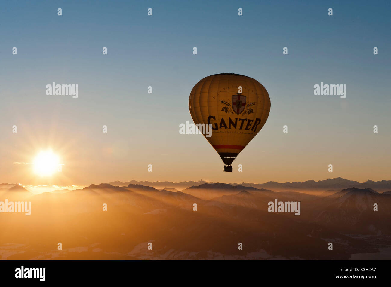 Ballon über Tegernsee, Sunrise, Luftbild, Oberbayern, Deutschland Stockfoto