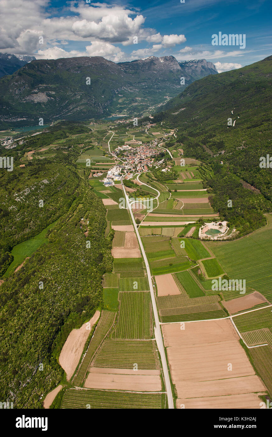Lasino, Sarchetal, Monte Casale, Monte Bondone, See Gardaberge, Luftbild, Trentino, Italien Stockfoto