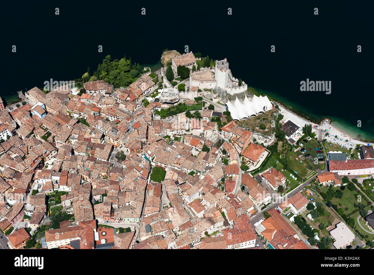 Historische Altstadt von Malcesine, Gardasee, Luftbild, Schloss, Venetien, Italien Stockfoto