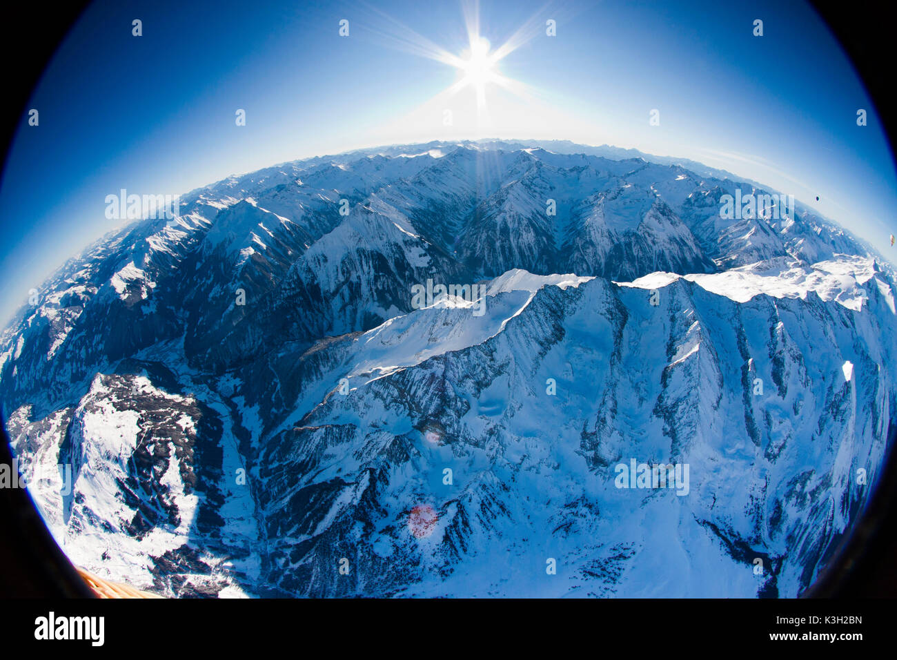 Ballon über der Region Zillertal, Mayrhofen, Luftbild, Tirol, Österreich Stockfoto