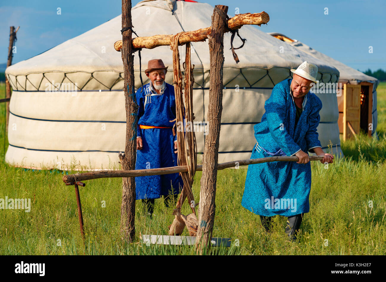 Die innere Mongolei, China-July 26, 2017: traditionell gekleideten alten mongolischen Männer Prozess das Fell der Schafe in traditioneller Weise für die weitere Arbeit mit Leder. Stockfoto