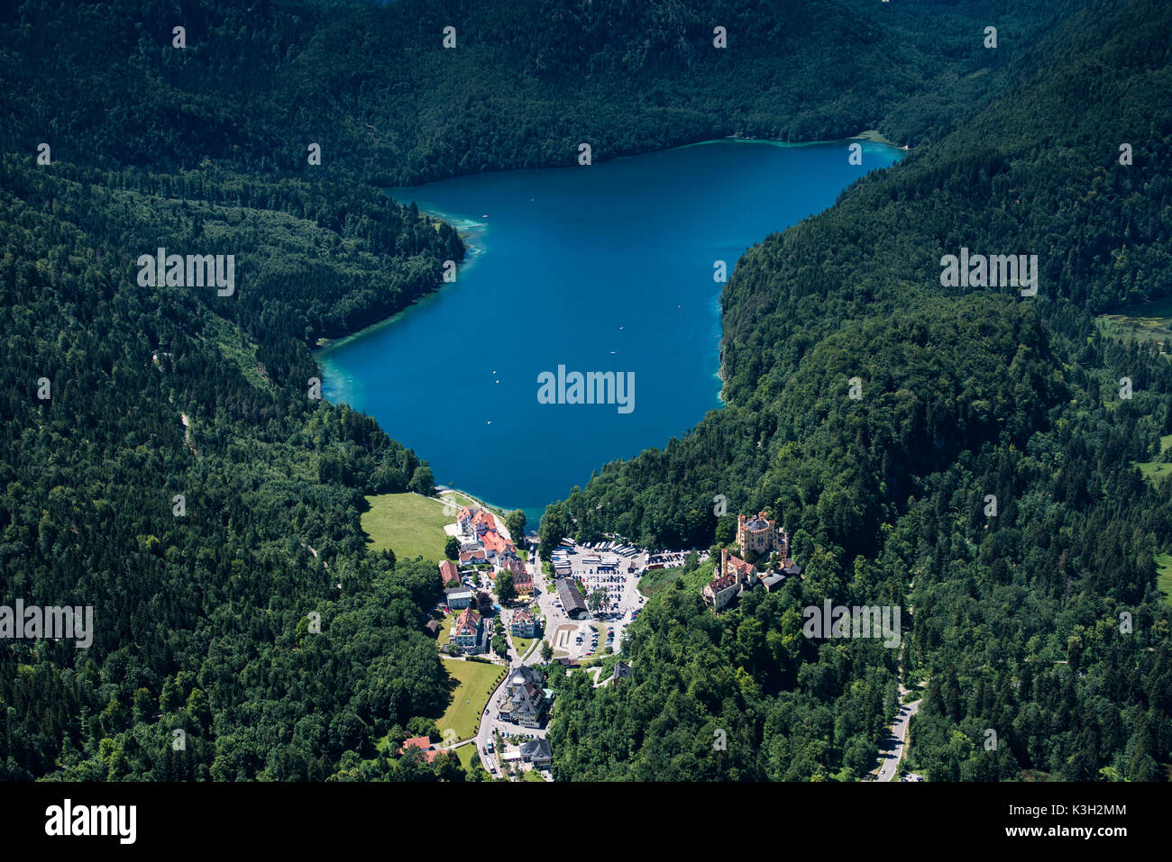 Alpsee in der Nähe Schloss Neuschwanstein, Schloss Hohenschwangau bei Füssen, Luftbild, Allgäu, Bayern, Deutschland Stockfoto