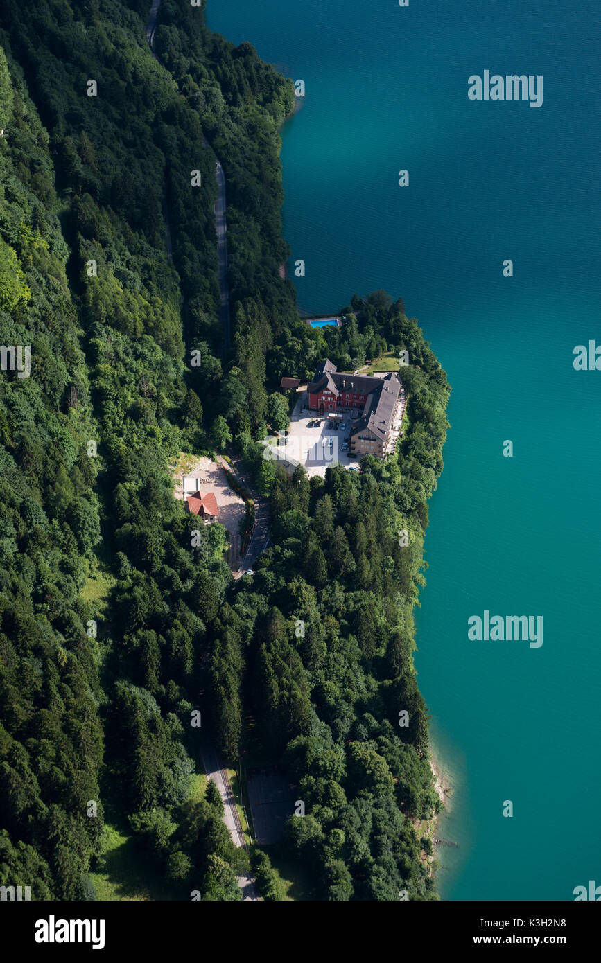 Molvenersee, Lakeside in der Nähe Hotel in Molveno, Berg Holz, Luftbild, Trentino, Italien Stockfoto