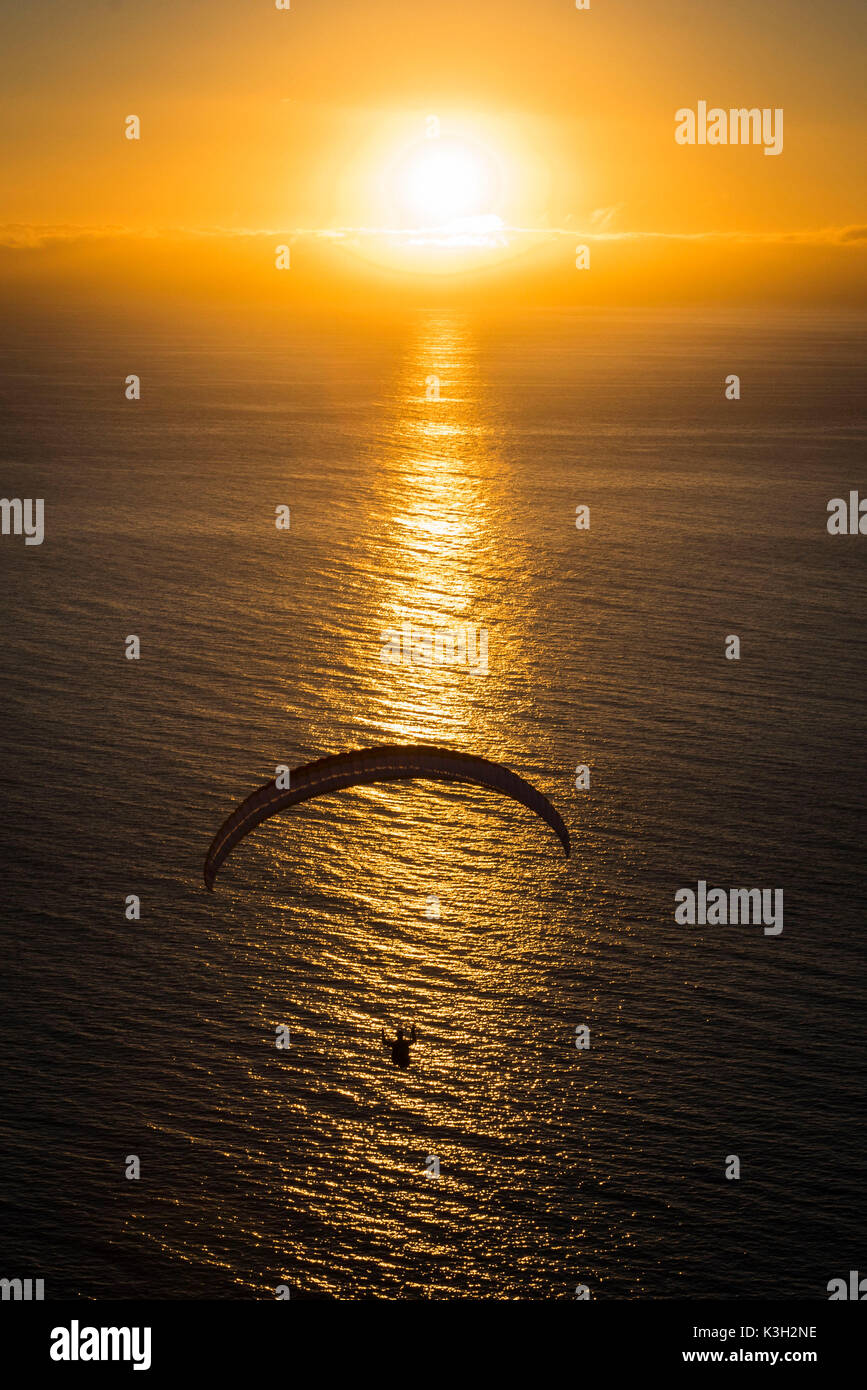 Gleitschirm über den Atlantik, Sonnenuntergang, Luftbild, Insel La Palma, Cana breiten Inseln, Spanien Stockfoto
