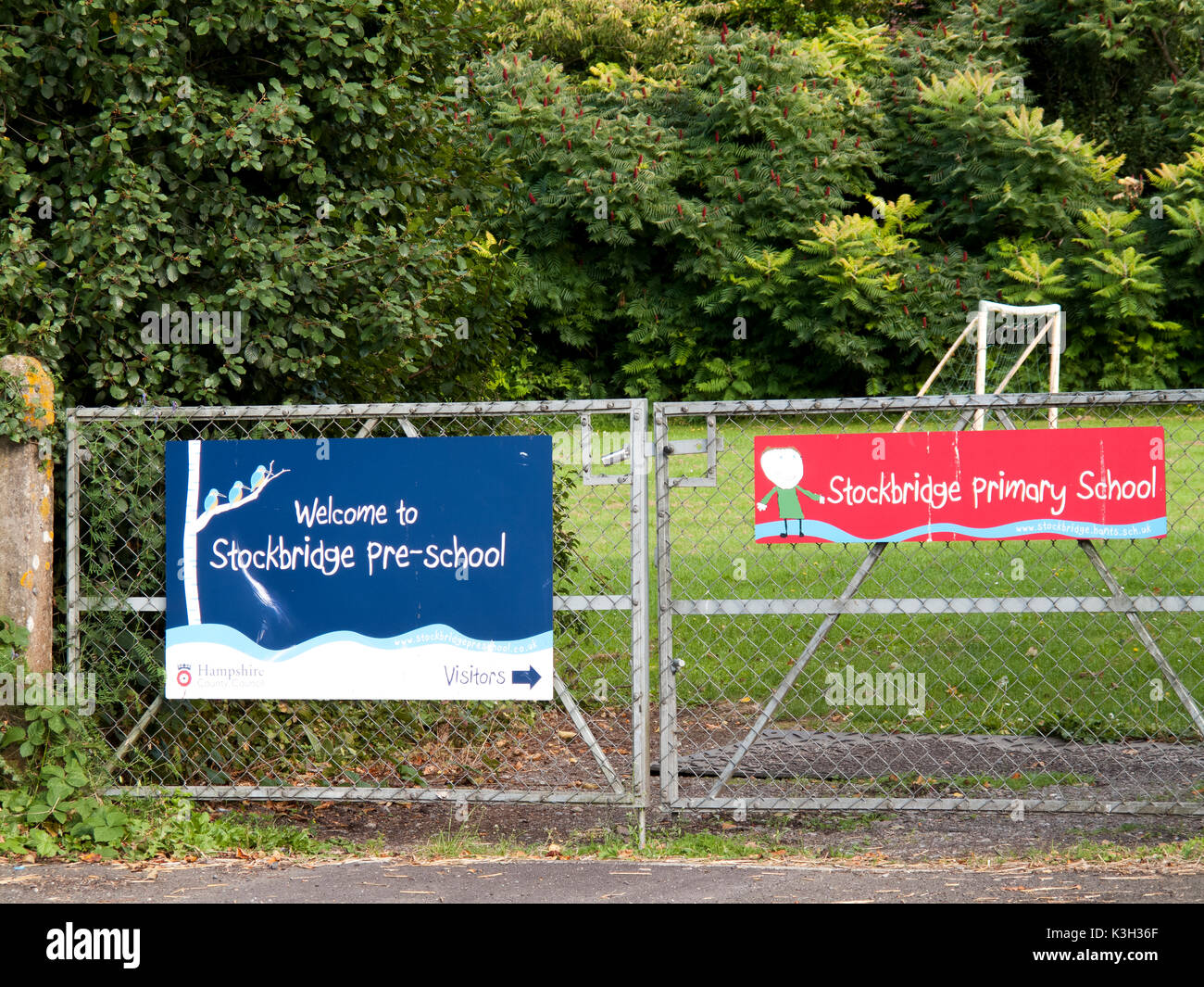In Stockbridge pre school Banner auf Tor zu Spielfeld montiert Willkommen Stockfoto