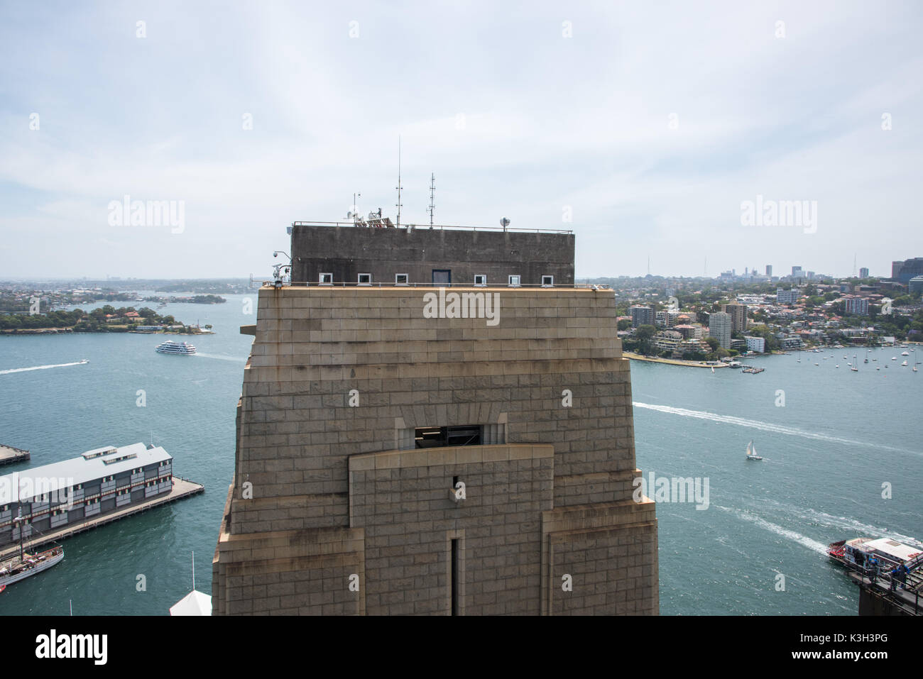 SYDNEY, NSW, Australien - NOVEMBER 20,2016: Waterfront Architektur, Boote und Granit Pylon im Sydney Harbour Bridge in Sydney, Australien Stockfoto
