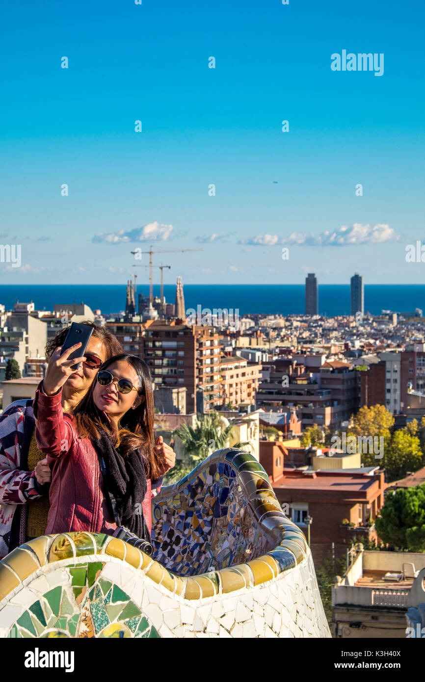 Panoramablick von Barcelona aus der Park Güell. Gartenanlage mit architektonischen Elementen auf dem Hügel von El Carmel gelegen. Von der katalanischen Architekten Antoni Gaudí entworfen und in den Jahren 1900 bis 1914 gebaut. UNESCO-Welterbe. Stadtteil Gràcia in Barcelona. Katalonien, Spanien Stockfoto