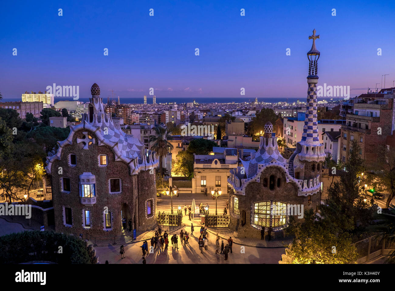 Panoramablick von Barcelona aus der Park Güell. Gartenanlage mit architektonischen Elementen auf dem Hügel von El Carmel gelegen. Von der katalanischen Architekten Antoni Gaudí entworfen und in den Jahren 1900 bis 1914 gebaut. UNESCO-Welterbe. Stadtteil Gràcia in Barcelona. Katalonien, Spanien Stockfoto