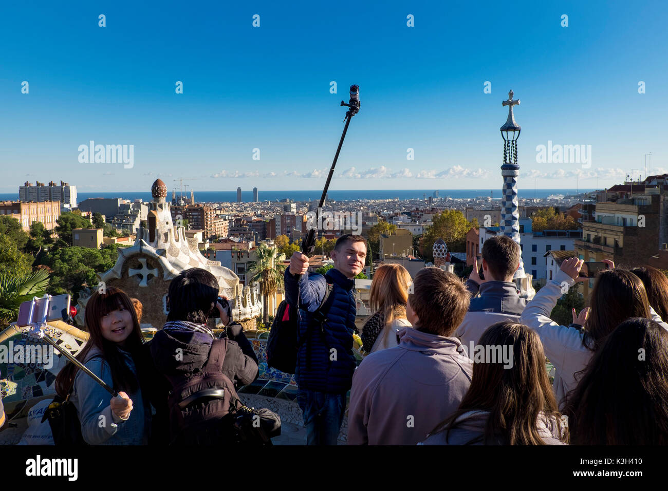 Panoramablick von Barcelona aus der Park Güell. Gartenanlage mit architektonischen Elementen auf dem Hügel von El Carmel gelegen. Von der katalanischen Architekten Antoni Gaudí entworfen und in den Jahren 1900 bis 1914 gebaut. UNESCO-Welterbe. Stadtteil Gràcia in Barcelona. Katalonien, Spanien Stockfoto