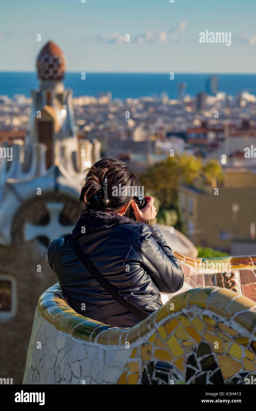 Park Güell. Gartenanlage mit architektonischen Elementen auf dem Hügel von El Carmel gelegen. Von der katalanischen Architekten Antoni Gaudí entworfen und in den Jahren 1900 bis 1914 gebaut. UNESCO-Welterbe. Stadtteil Gràcia in Barcelona. Katalonien, Spanien Stockfoto
