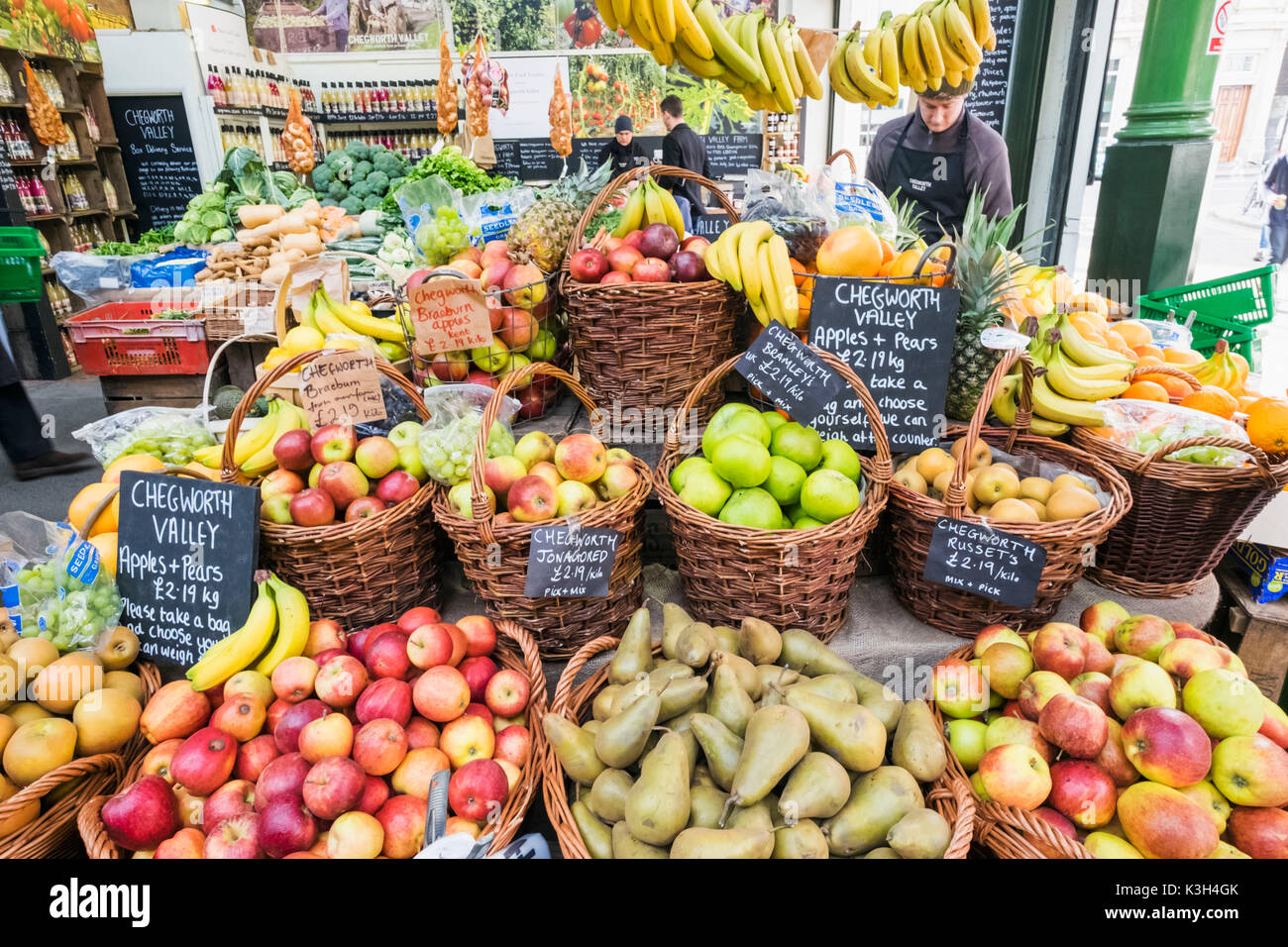 England, London, Southwark, Borough Market, Obst Shop Display von Äpfeln und Birnen Stockfoto