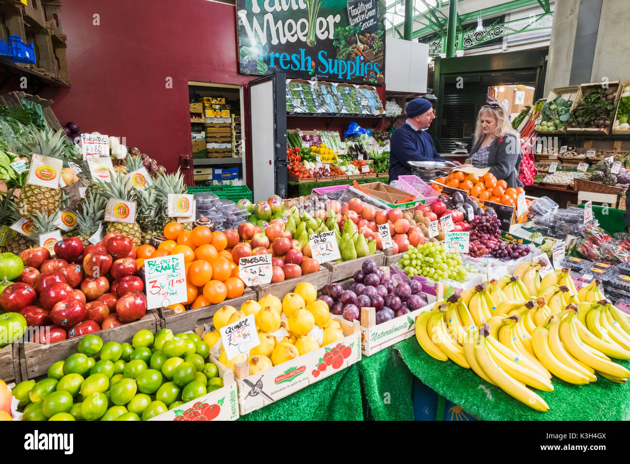 Borough Market, Gemüseladen Anzeige von Paprika, Southwark, London, England Stockfoto