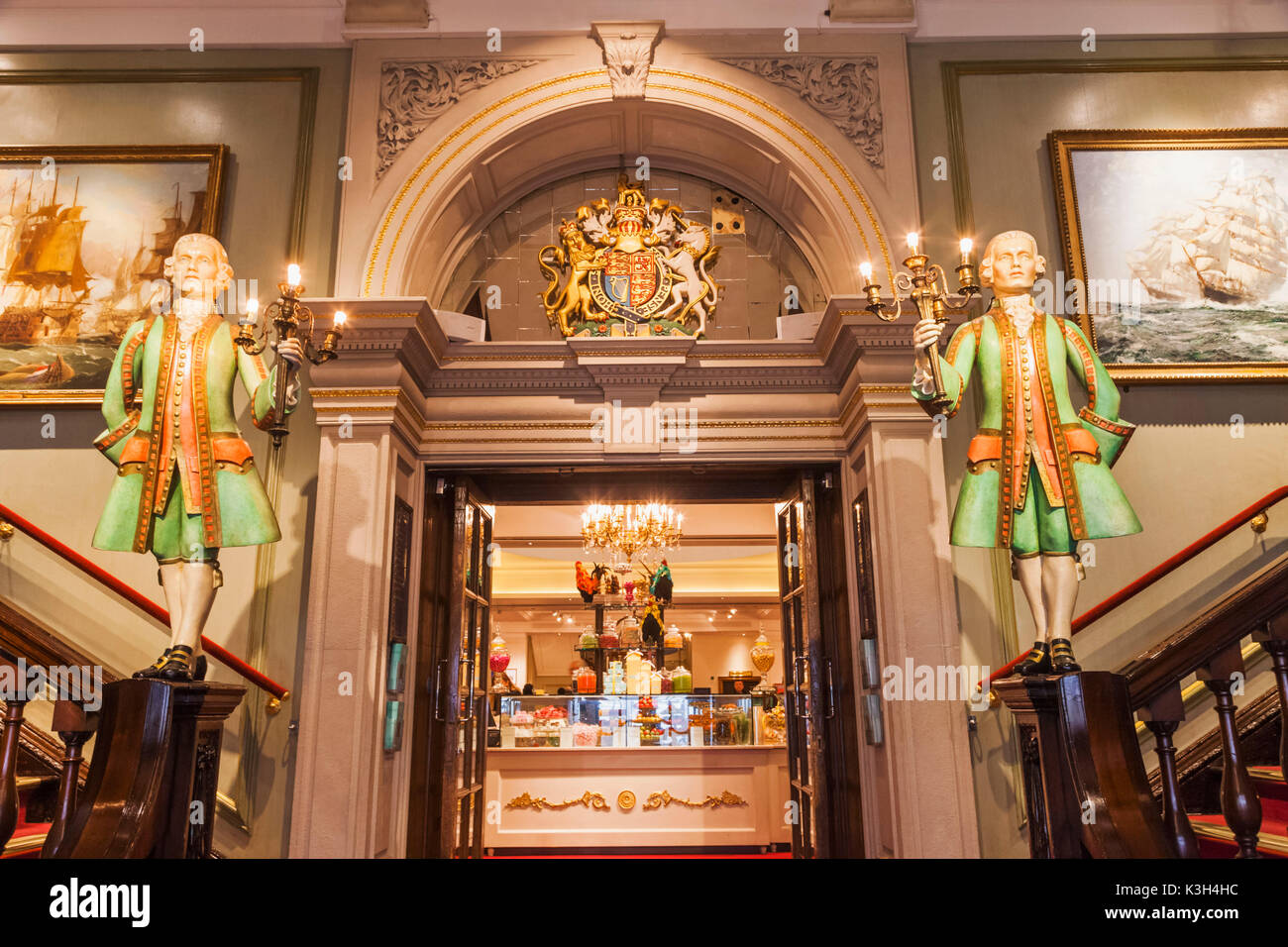 England, London, Piccadilly, "Fortnum & Mason' Store, Store Eingang Stockfoto England, London, Piccadilly, "Fortnum & Mason' Store, Store Eingang Stockfoto
