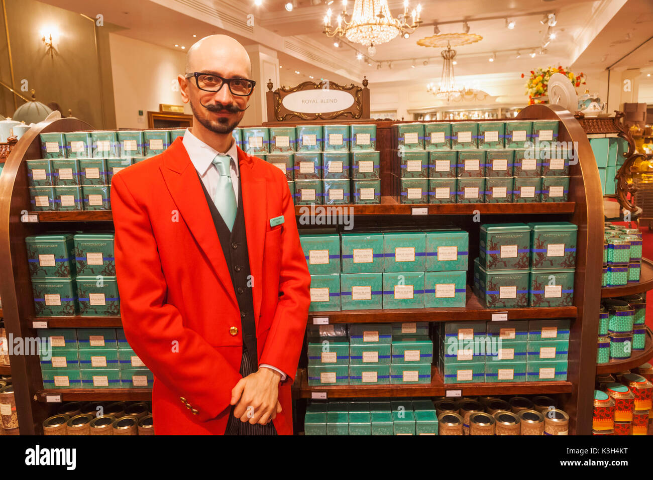 England, London, Piccadilly, "Fortnum & Mason' Store, Shop Assistant und verpackten Tee Anzeige Stockfoto England, London, Piccadilly, "Fortnum & Mason' Store, Shop Assistant und verpackten Tee Anzeige Stockfoto